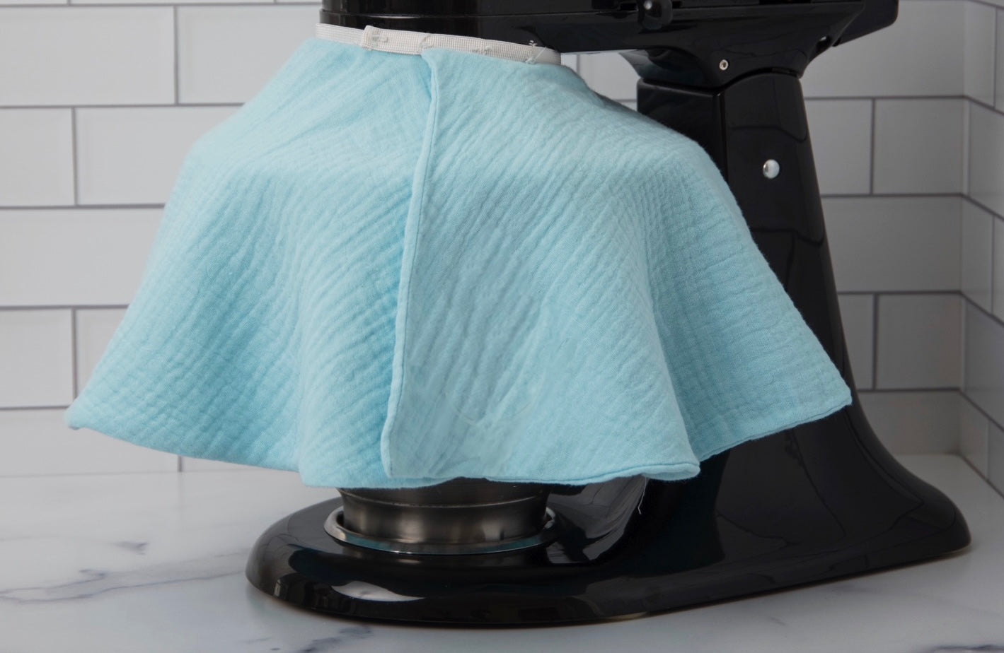 Flour explosions, powdered sugar clouds, and butter splatters- love your stand mixer but hate the mess? The Mixer Skirt is a fabric splash guard to keep your ingredi